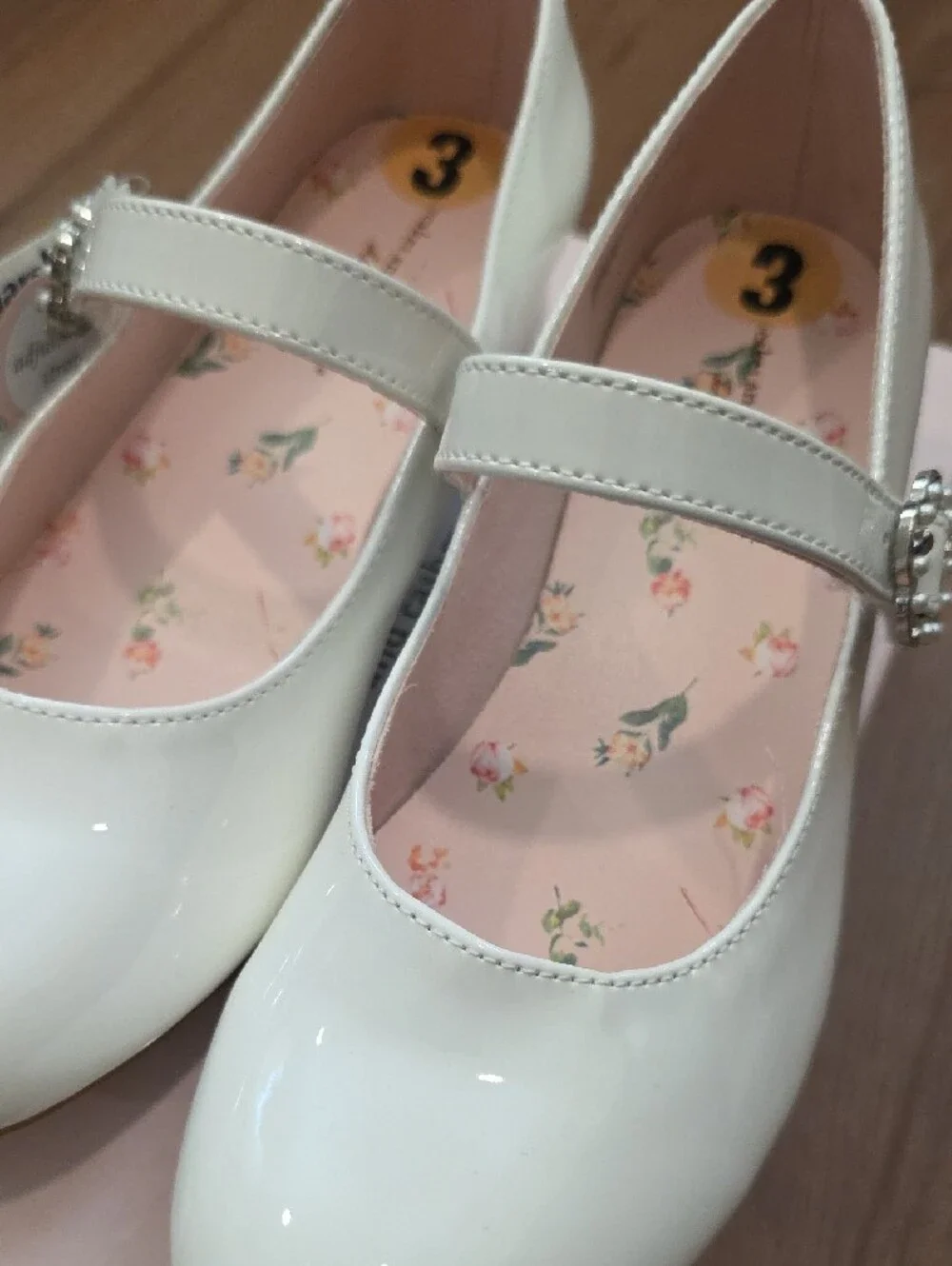 Girl's Cupcakes & Cashmere White Patent Mary Jane Dress Shoes. Size 3.